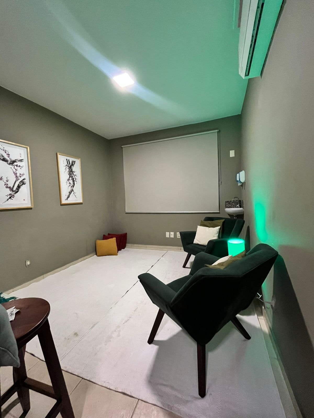 Sala de atendimento equipada do Espaço Cor, com poltronas, maca e iluminação suave